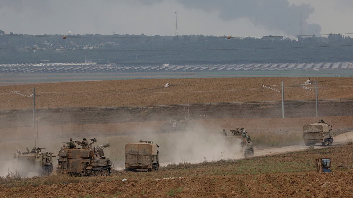 Veículos do exército israelense na estrada no sul de Israel