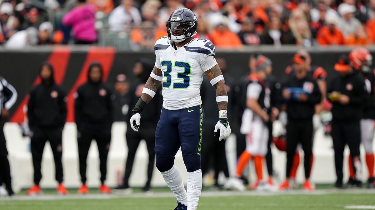 Jamal Adams lines up for a play during a Seahawks game