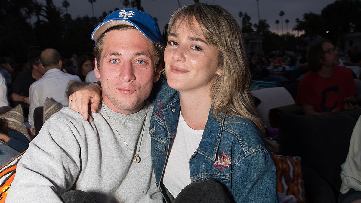 Jeremy Allen White e Addison Timlin ad una proiezione