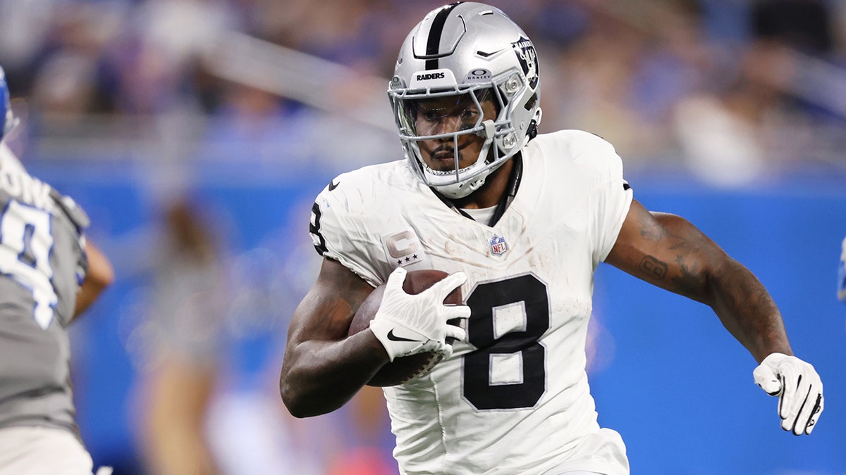 Jahmyr Gibbs sets new career highs in Lions’ victory over Raiders 3 Josh Jacobs runs