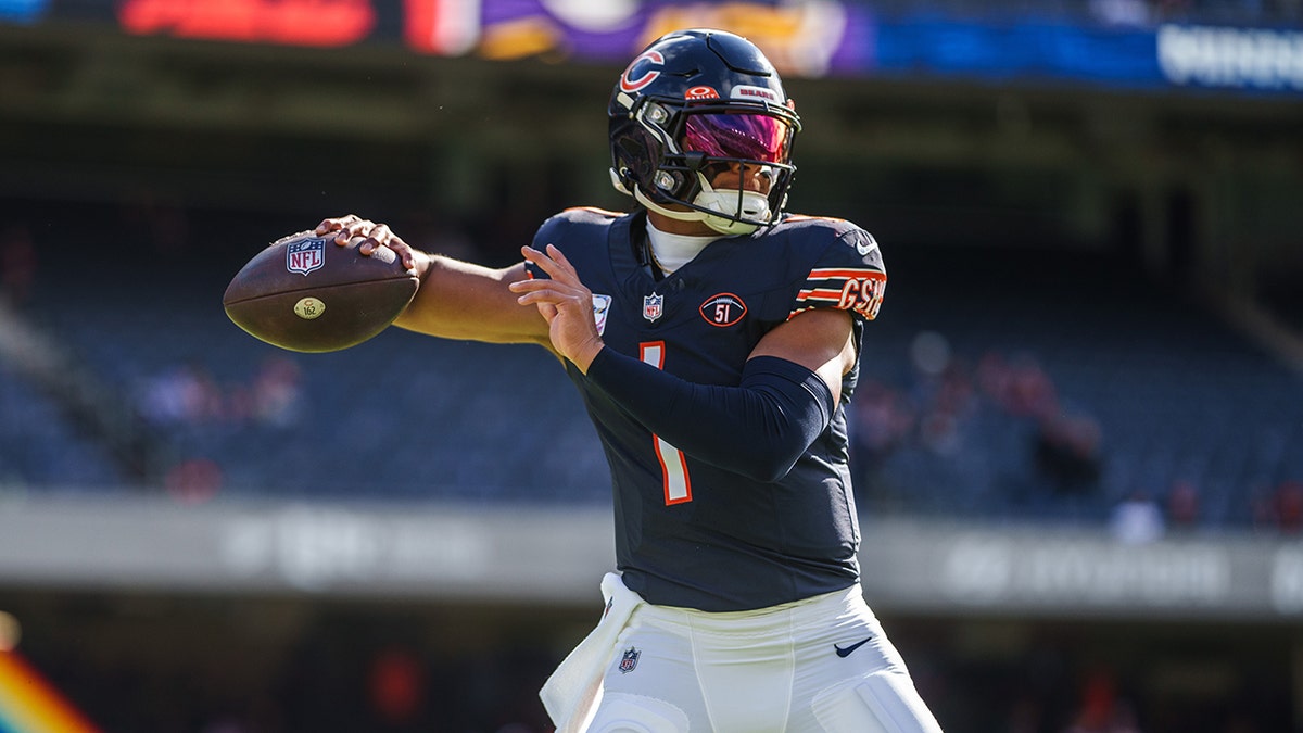 Bears’ Justin Fields Dislocated Thumb On Throwing Hand In Loss To ...