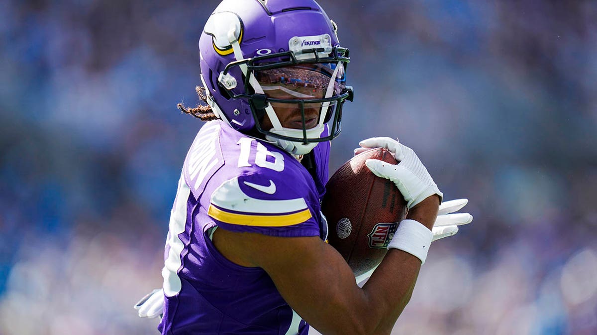 Justin Jefferson's 2 TDs help Vikings survive Panthers, pick up