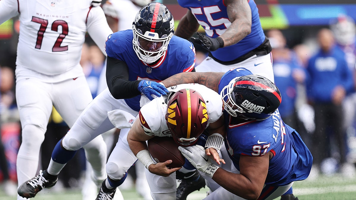 Kayvon Thibodeaux tackles quarterback with Dexter Lawrence