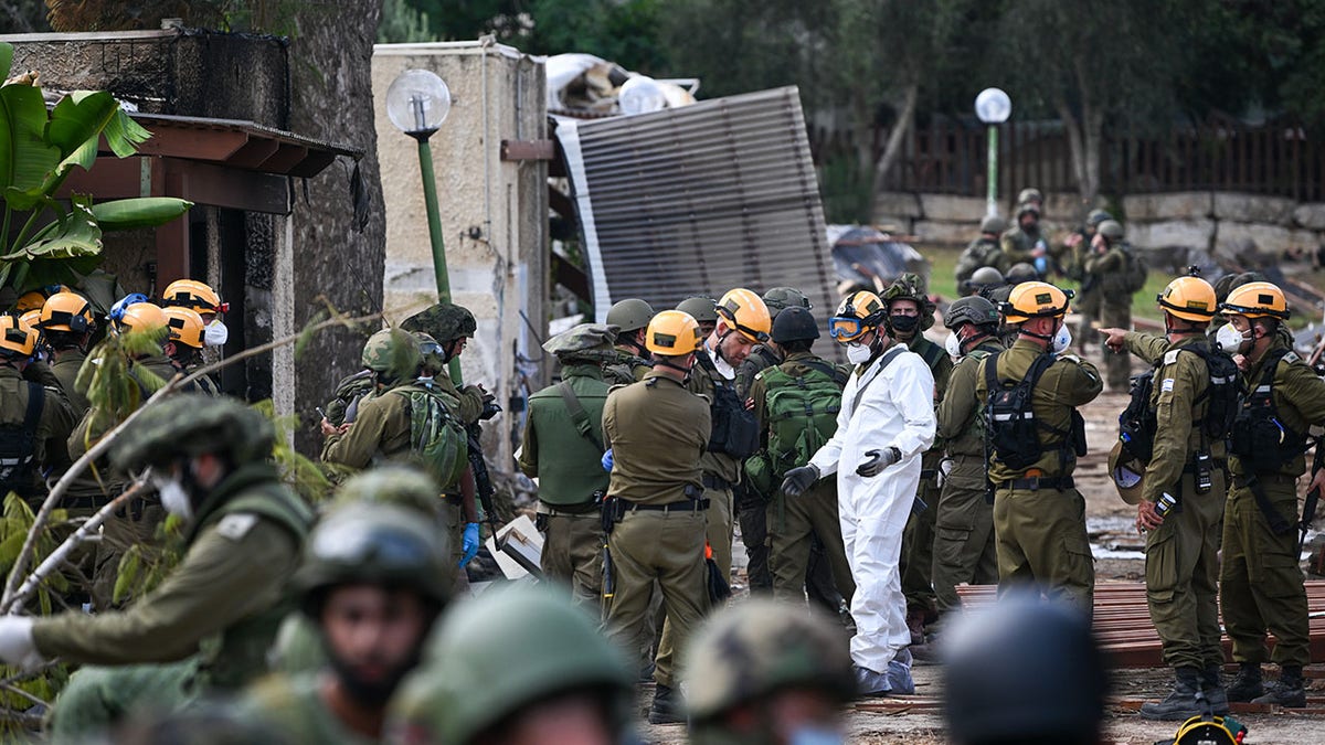 Militares israelenses em Kfar Aza