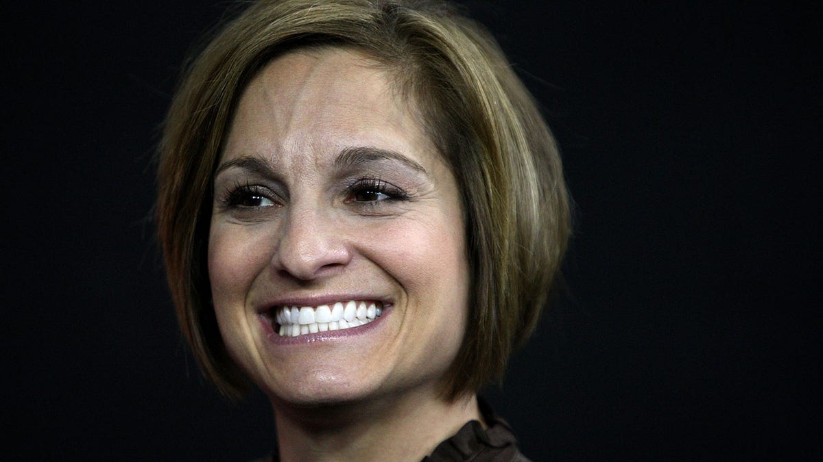 Mary Lou Retton bir yarışma sırasında bakıyor
