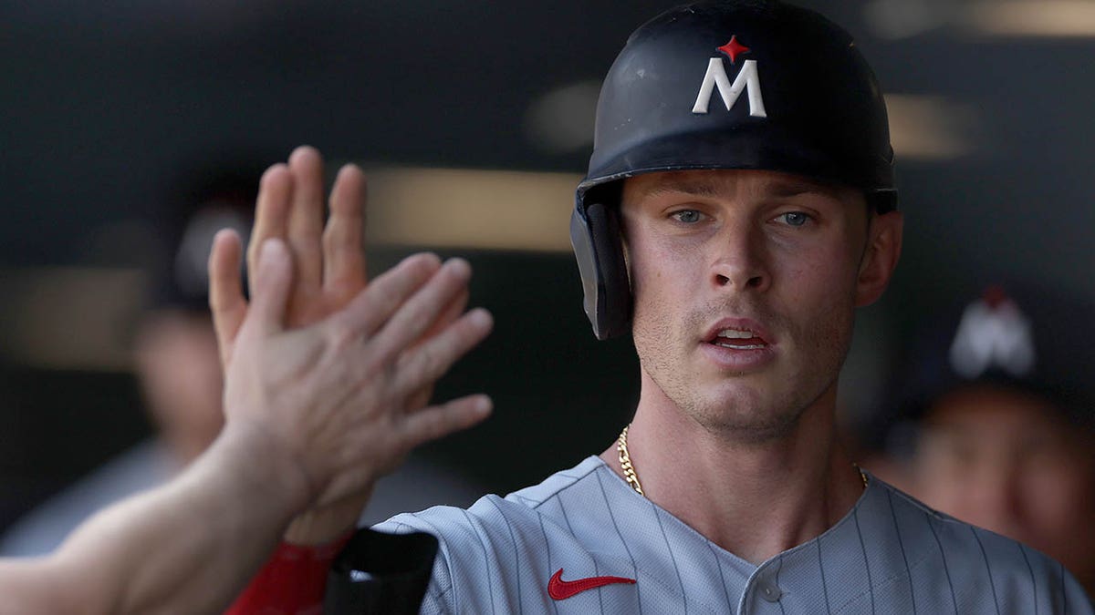 Max Kepler shakes hands