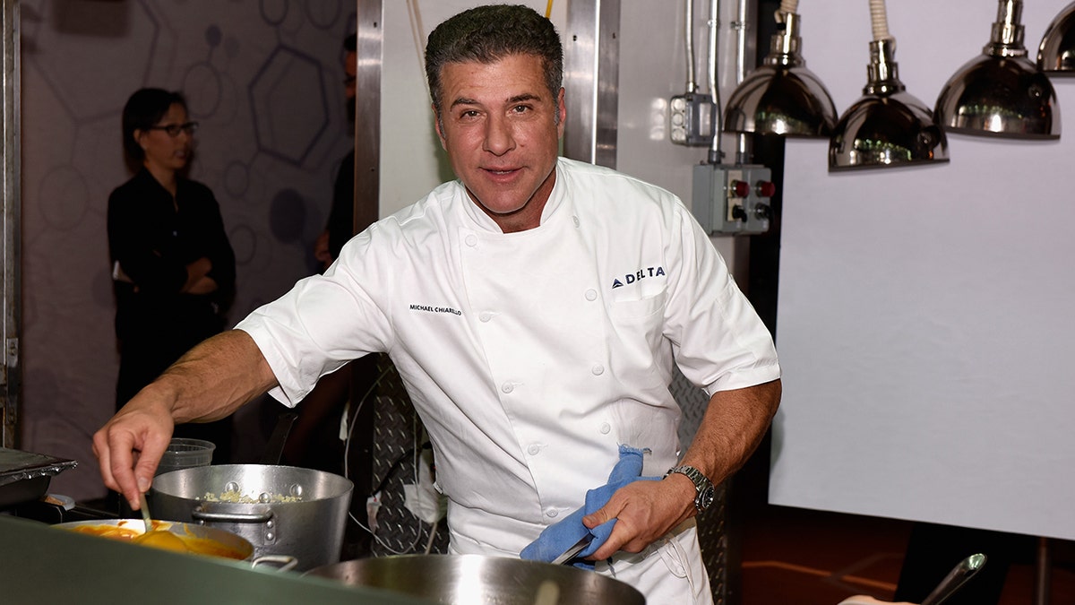 Michael Chiarello in piedi davanti ai fornelli in una cucina