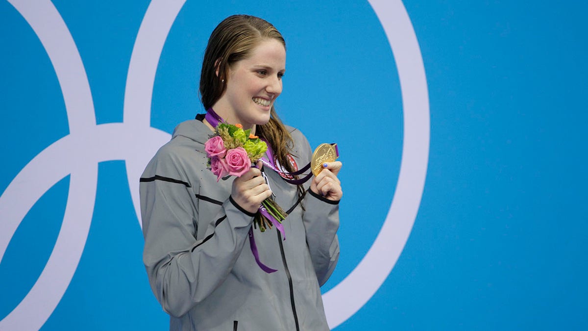 Missy Franklin holds Olympic gold medal