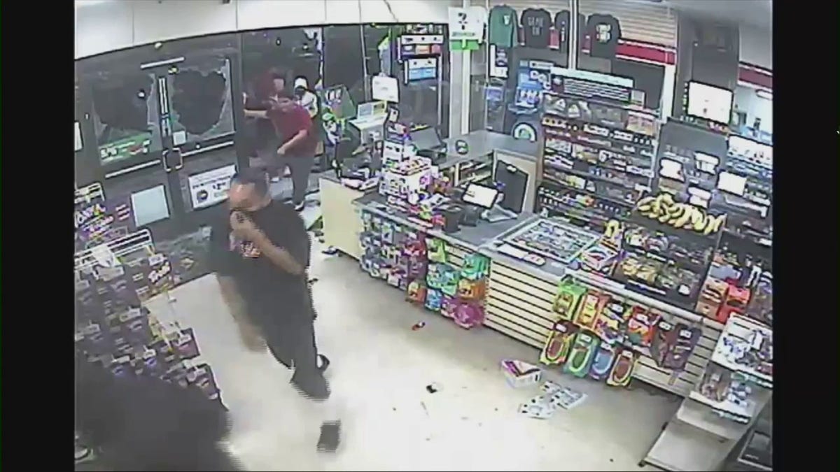 looters in 7-Eleven