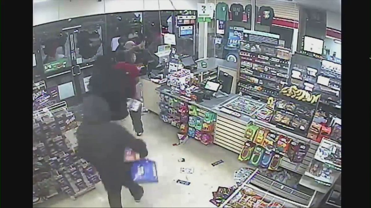 looters in 7-Eleven