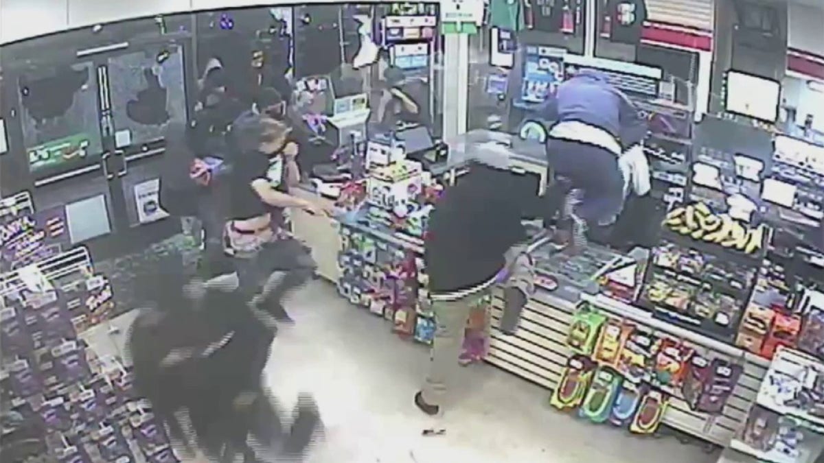 looters in 7-Eleven