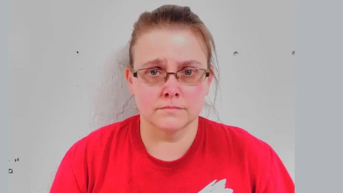 Amanda Myrene Fields Moffett, 43, vestindo uma camiseta vermelha, é vista em um mushot