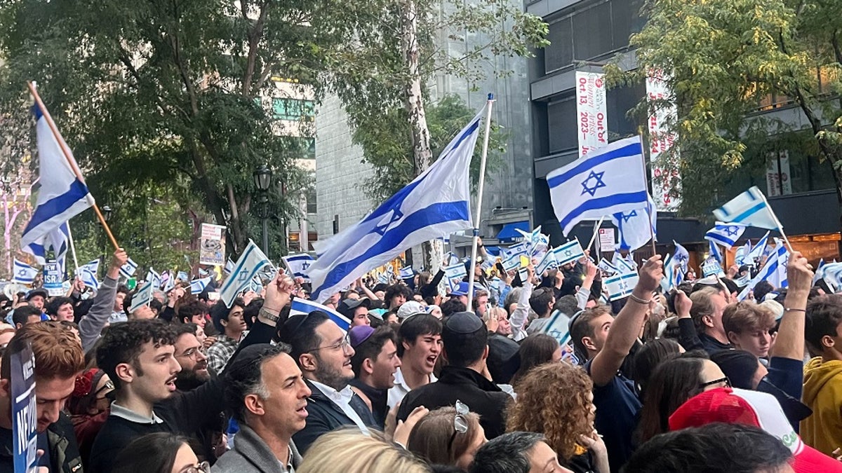 Una gran multitud de partidarios de Israel sosteniendo banderas israelíes en Nueva York