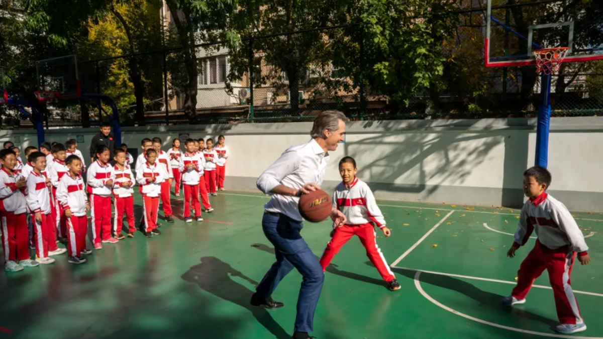 Gavin Newsom speelt basketbal in China