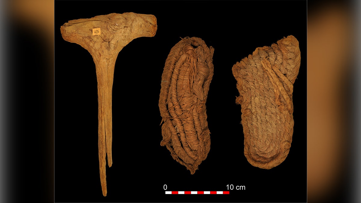 sapatos e outros objetos encontrados em caverna na Espanha