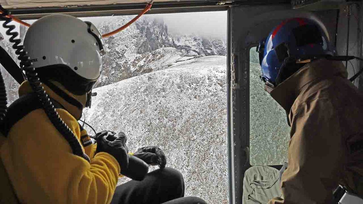 equipo de búsqueda en helicóptero