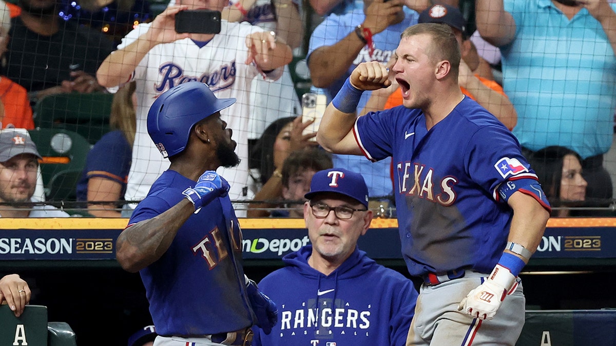 Rangers react to home run in dugout