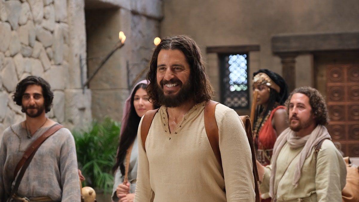 jonathan roumie as jesus smiling in the chosen