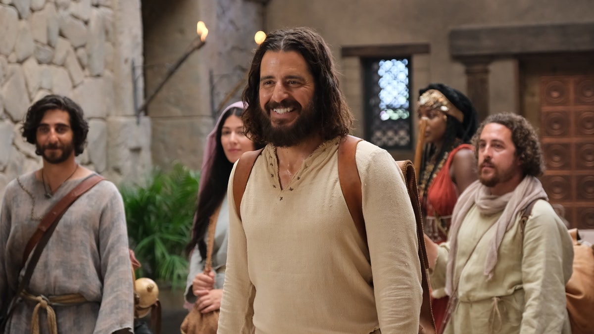 jonathan roumie as jesus smiling in the chosen