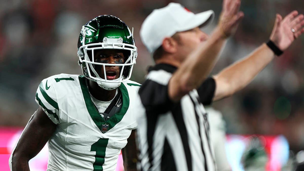 New York Jets linebacker C.J. Mosley snags Jets' second interception of  night vs. Kansas City Chiefs quarterback Patrick Mahomes before halftime