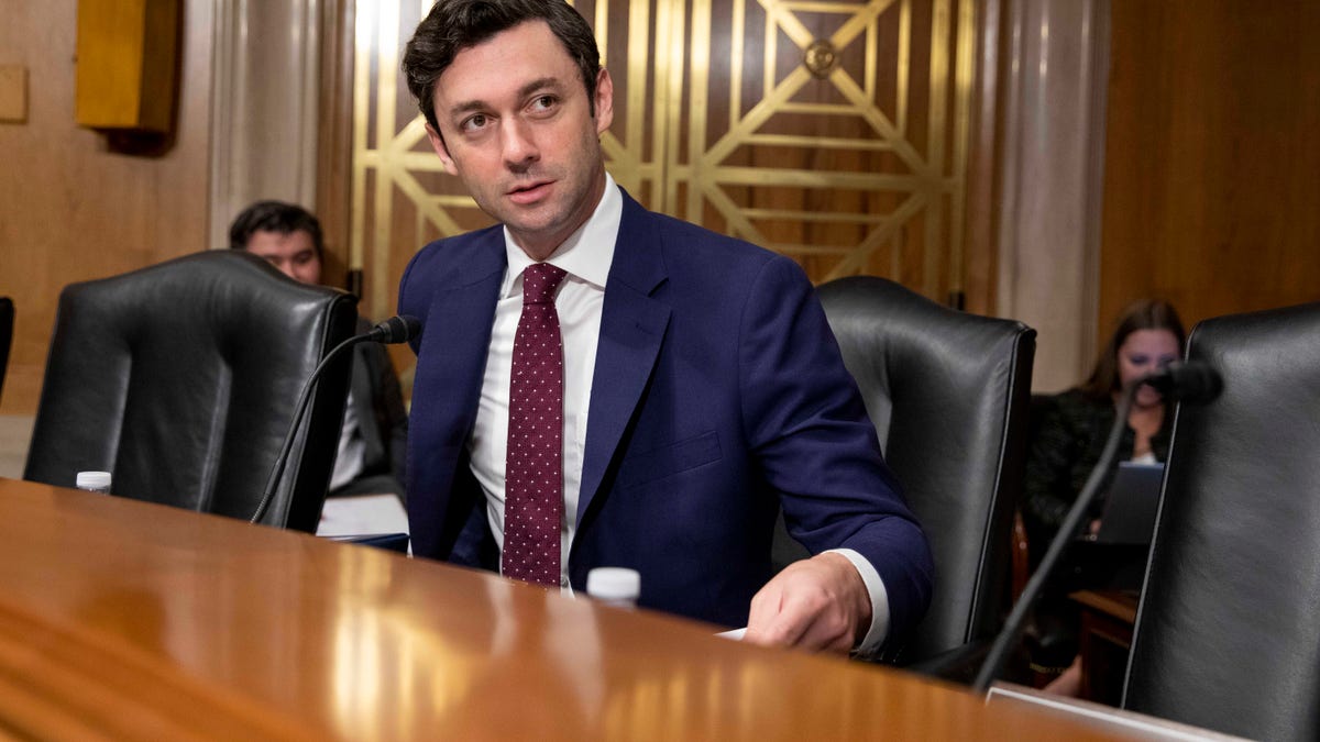 Arquivo - O senador deputado John Ossoff, D-Ga., chega antes de uma audiência do subcomitê em 13 de setembro de 2023, no Capitólio, em Washington. Durante uma audiência do subcomitê presidida por Ossoff em Atlanta na segunda-feira, 30 de outubro, dois juízes do tribunal juvenil da Geórgia disseram que a principal agência de bem-estar infantil do estado disse aos juízes em uma reunião de agosto para deter ilegalmente crianças adotivas enquanto as autoridades procuravam outros lugares para abrigá-las. (Foto AP/Amanda Andrade-Rhodes, Arquivo)