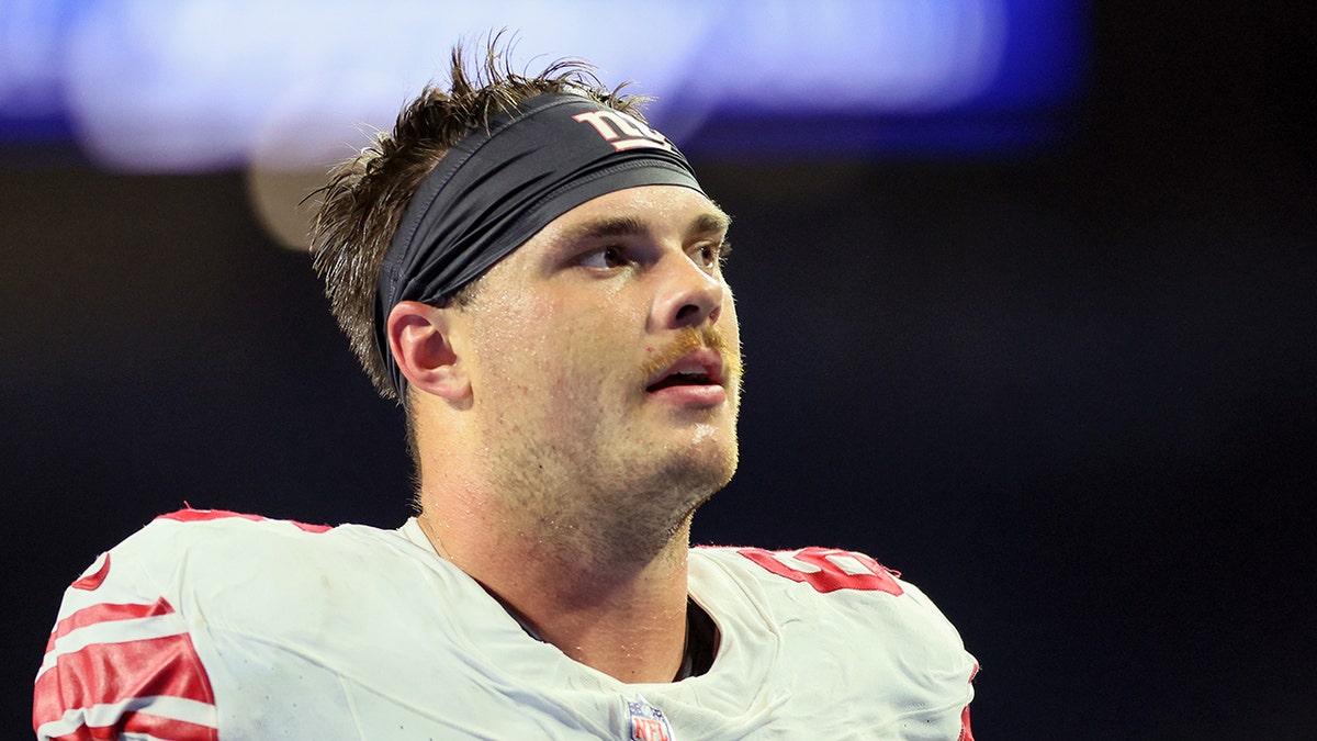 Giants place offensive lineman on IR as injuries continue to plague struggling group 2 Shane Lemieux walks off field