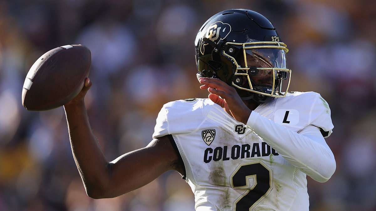 Shedeur Sanders throws pass