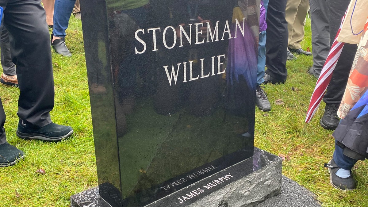 tombstone reading 'Stoneman Willie' and "James Murphy"