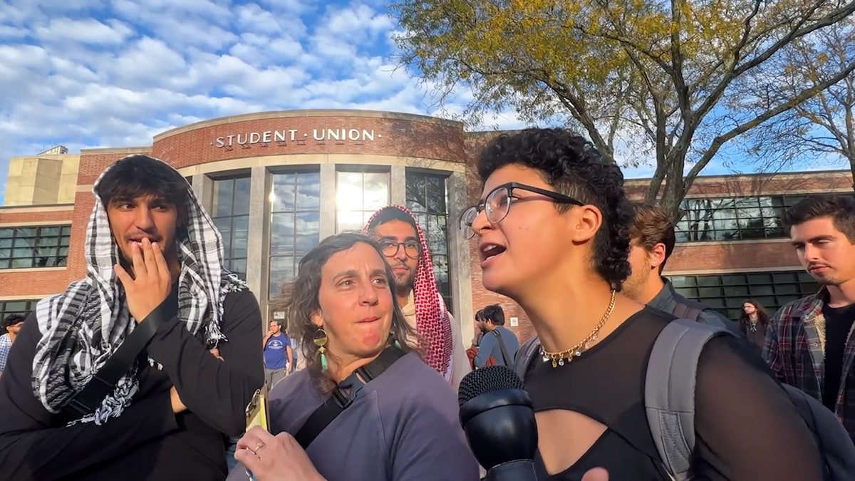 Manifestante anti-israelí en UMass Amherst