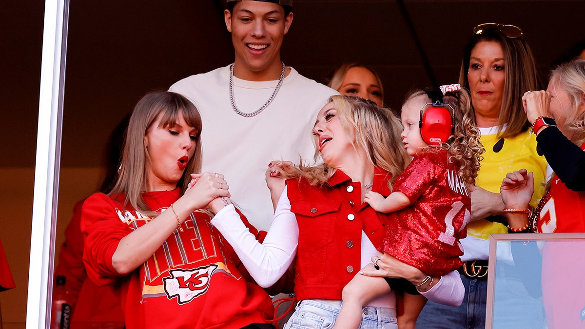 La stretta di mano di Taylor Swift e Brittany Mahomes