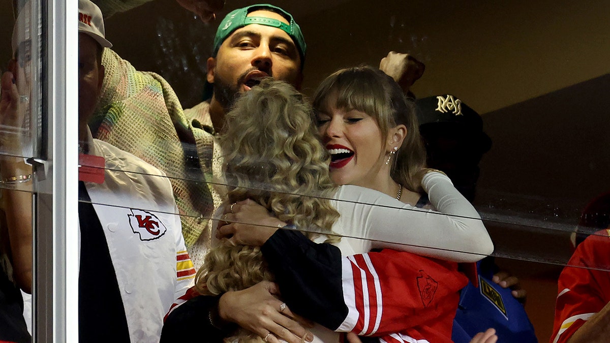 Taylor Swift abraça Brittany Mahomes