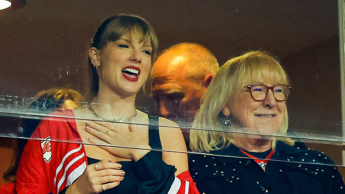 Taylor Swift and Donna Kelce watch Chiefs game
