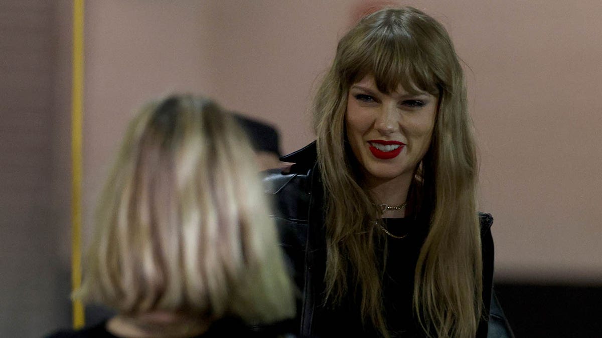 Taylor Swift sorri
