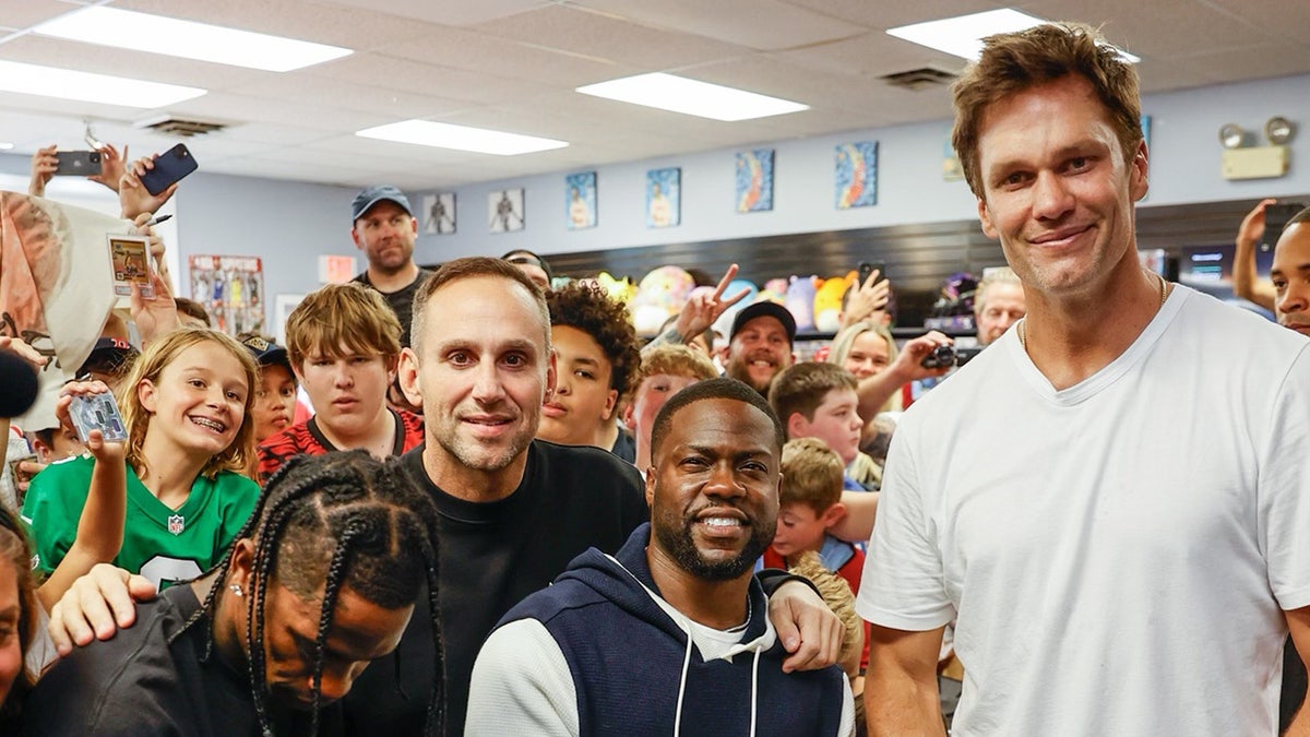 Travis Scott, Michael Rubin, Kevin Hart and Tom Brady pose for picture