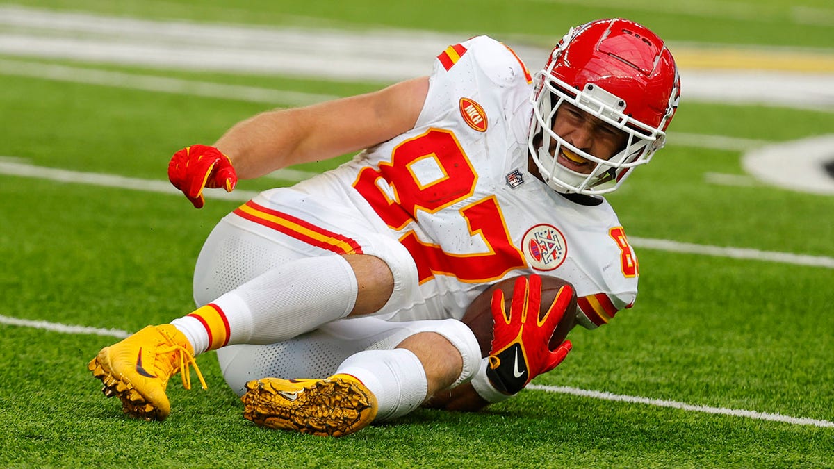 Travis Kelce shakes off injury to score TD in Chiefs’ win sans Taylor