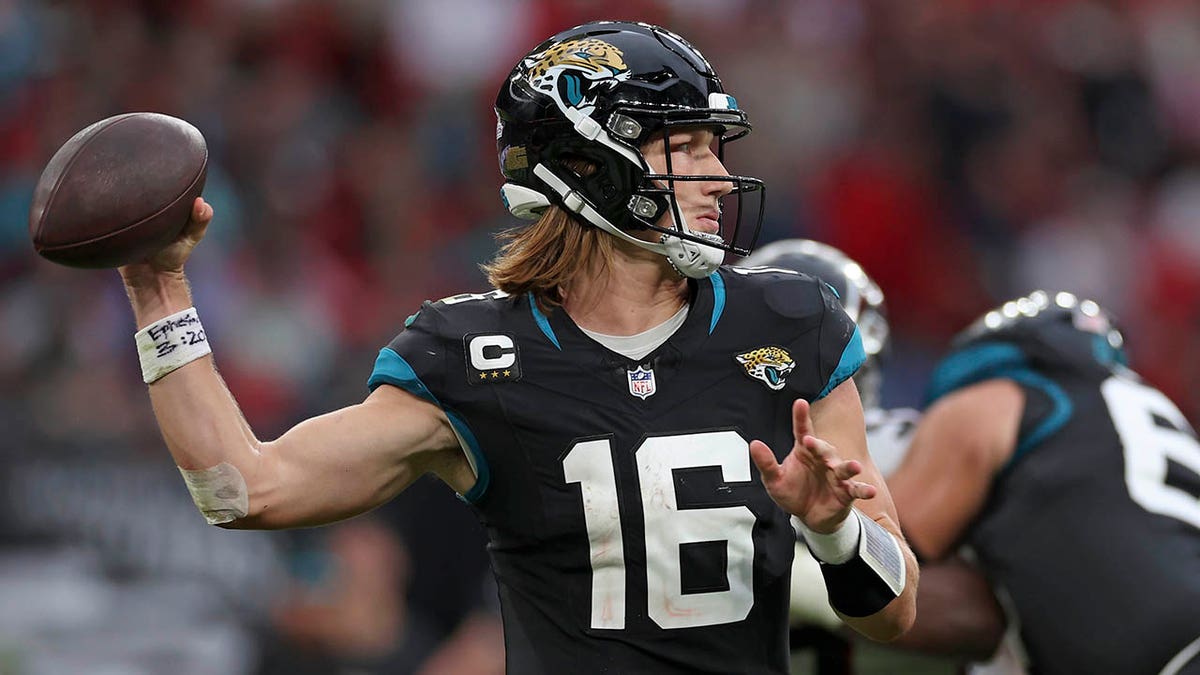 Trevor Lawrence pas attı