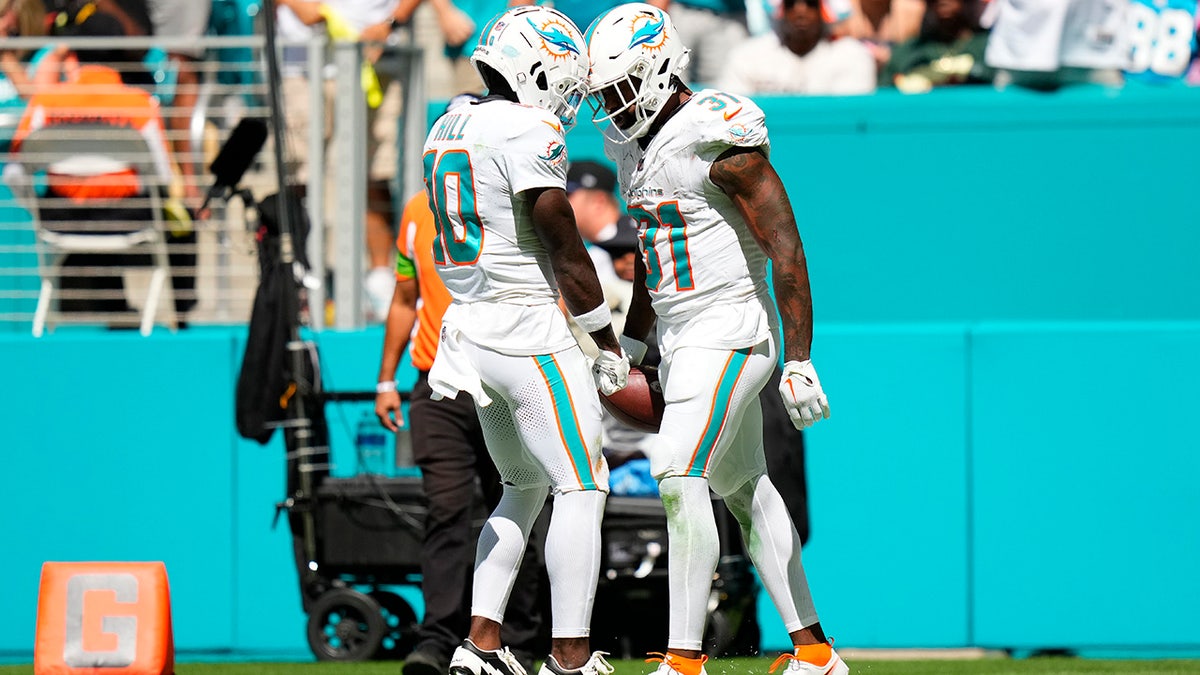 Tyreek Hill y Raheem Mostert