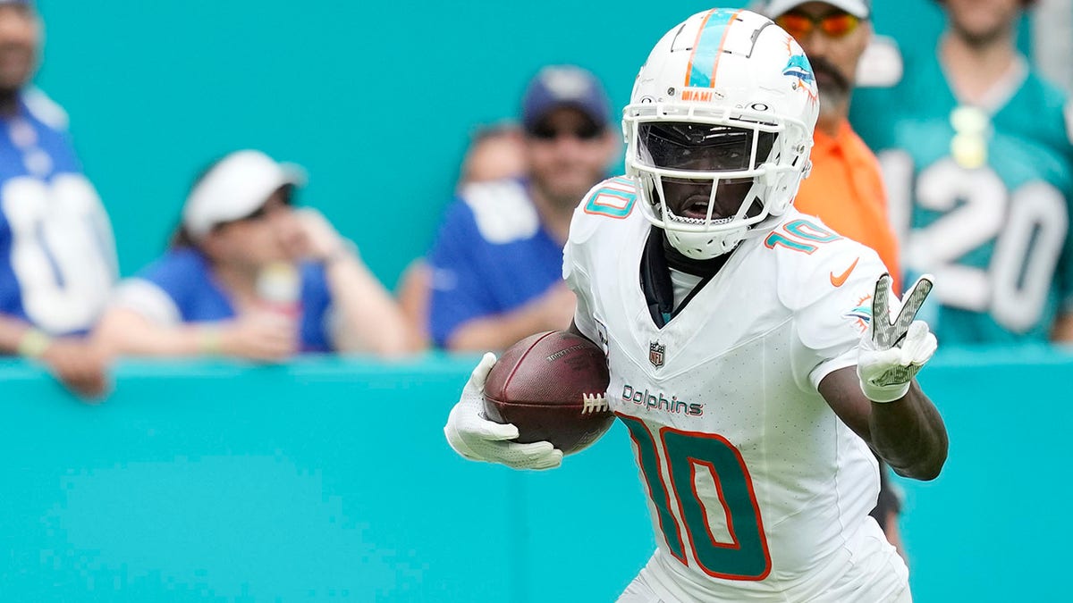 Dolphins’ Tyreek Hill Fined Over $10K For Peace Sign Touchdown ...