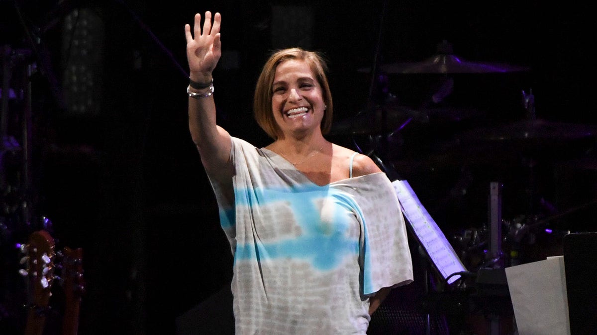 Mary Lou Retton waves to a crowd