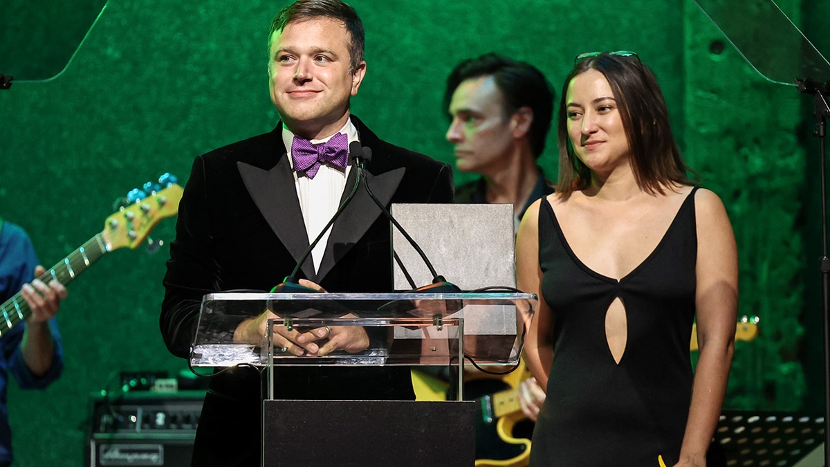 Zak Williams e Zelda Williams sul palco insieme