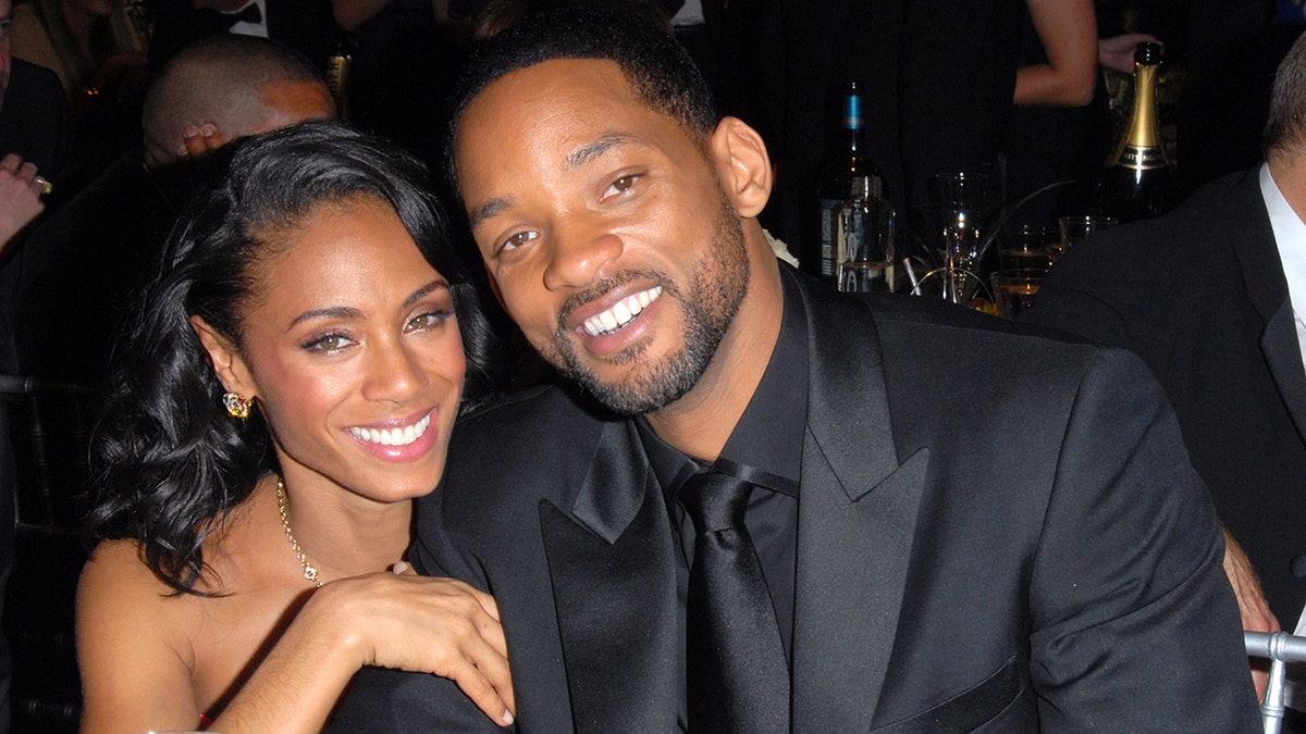 Jada Pinkett Smith e Will Smith sorridono