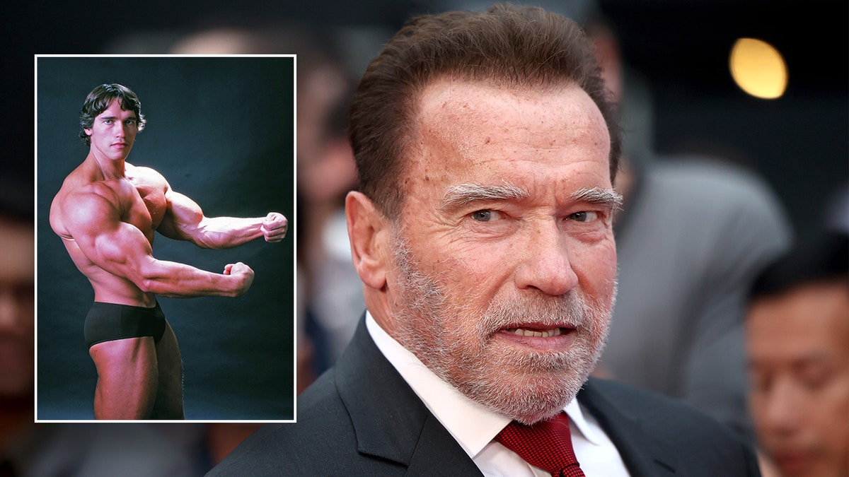 Arnold Schwarzenegger no tapete vermelho em um terno escuro e gravata vermelha olha severamente para o lado, insira uma foto dele sem camisa flexionando os músculos quando jovem