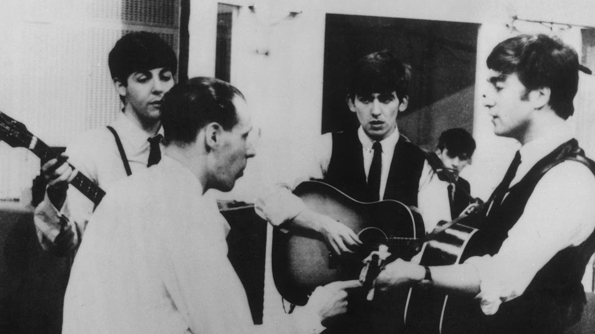 Os Beatles em uma sessão de gravação de 1963 com George Martin
