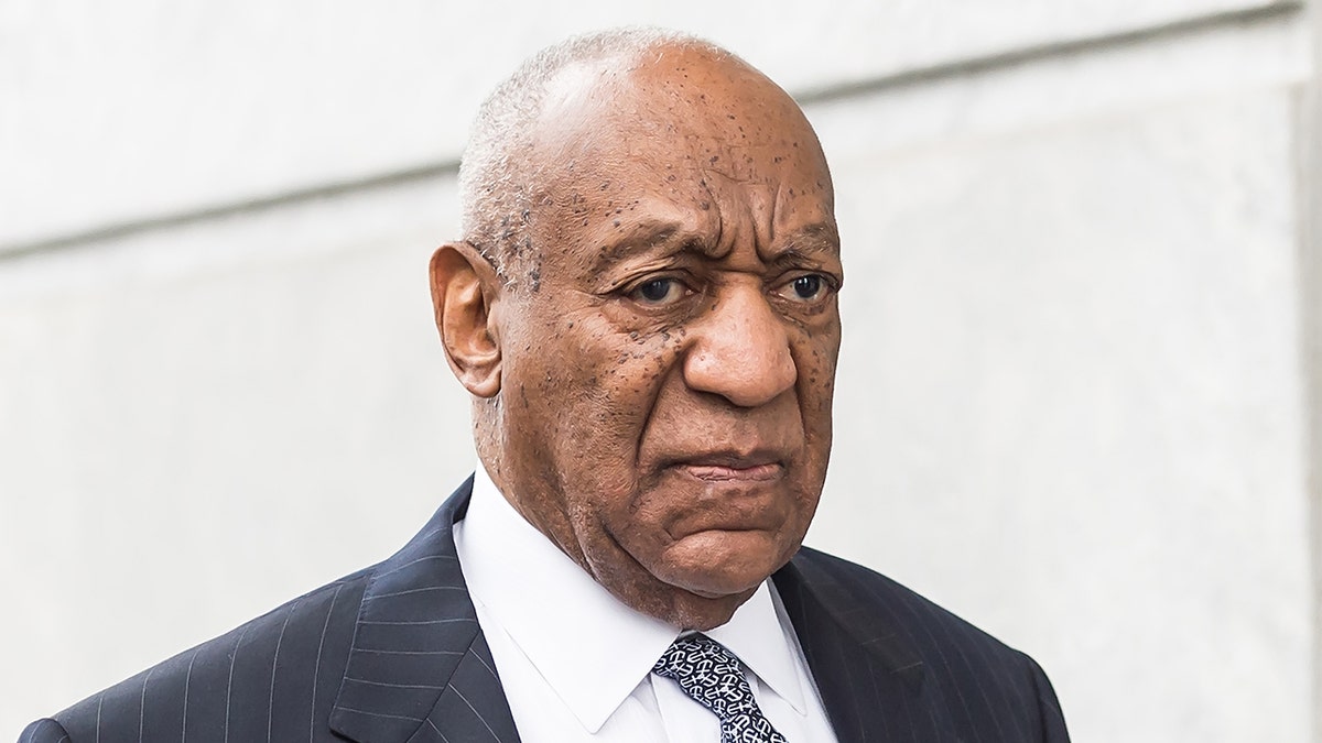 Bill Cosby sai do tribunal vestindo uma suíte risca de giz
