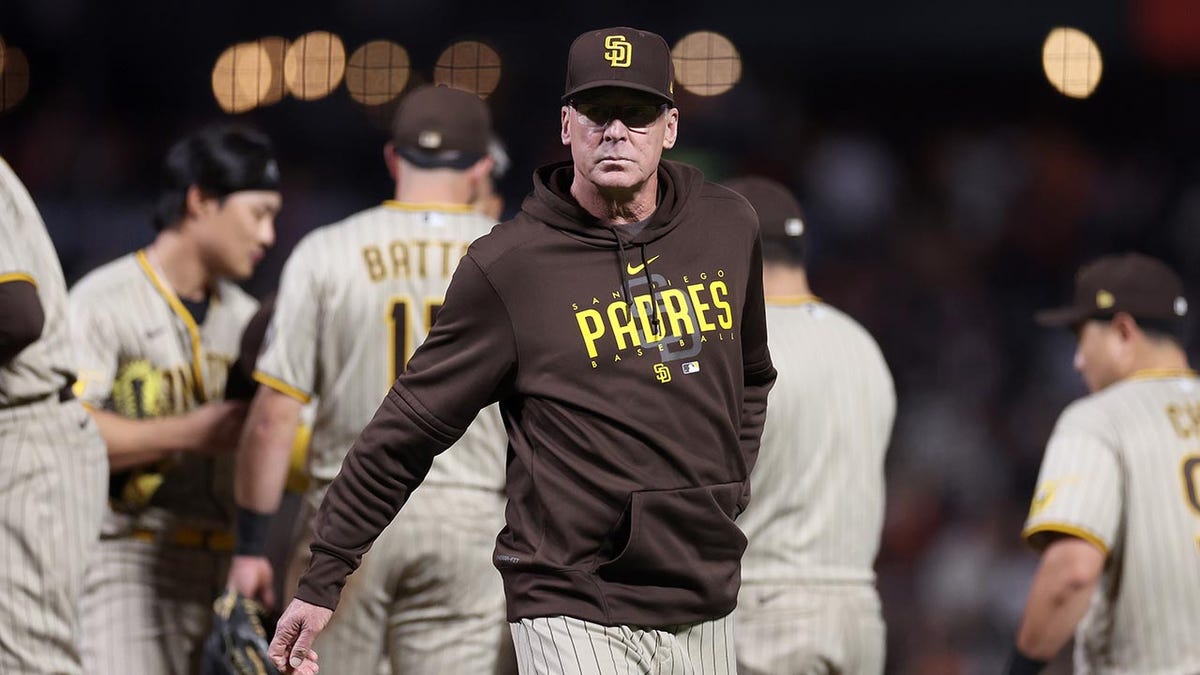 Bob Melvin walking from mound