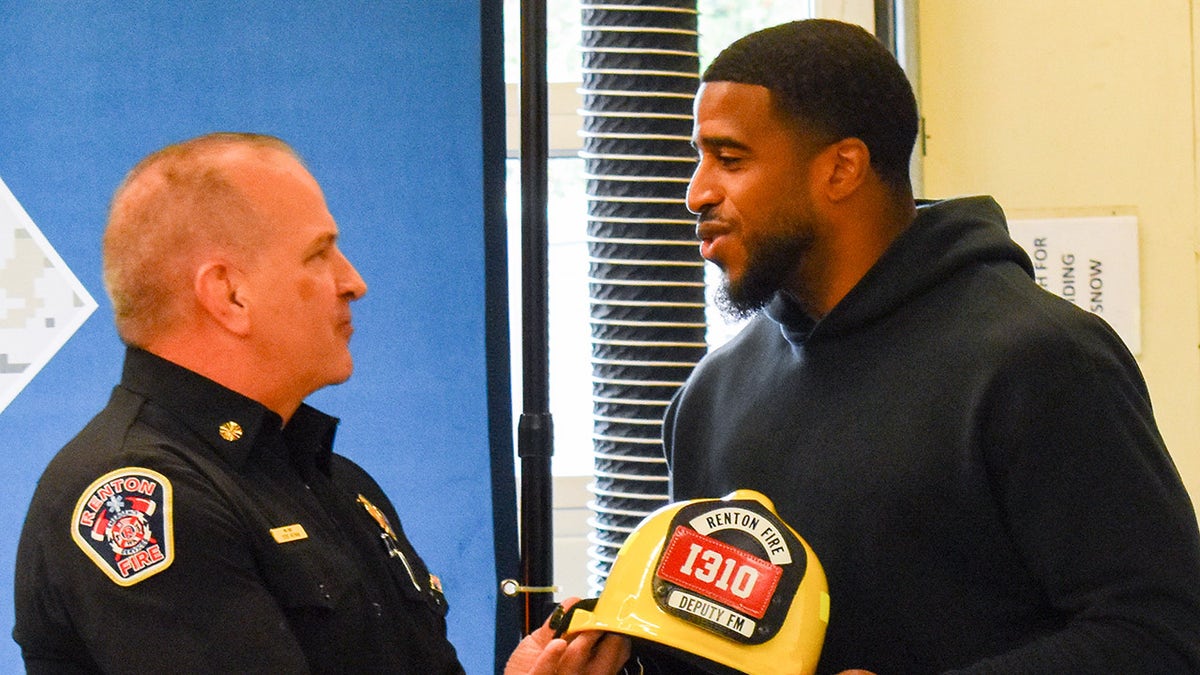 Bobby Wagner itfaiyeciyle birlikte