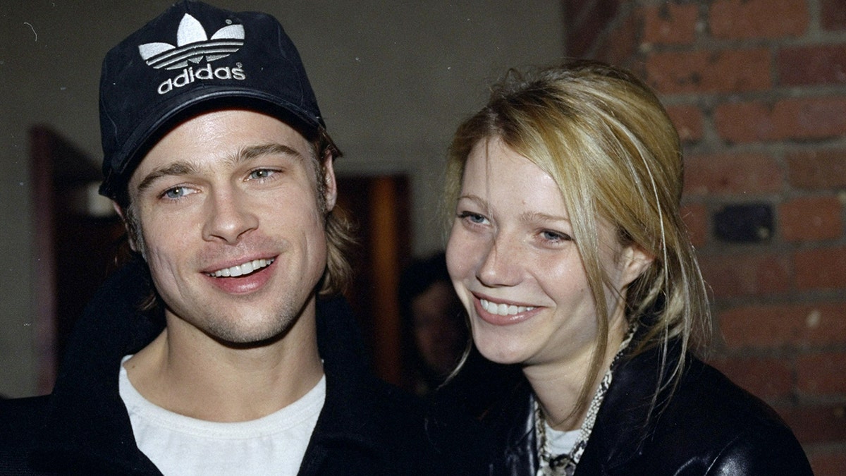 Brad Pitt e Gwyneth Paltrow rindo juntos
