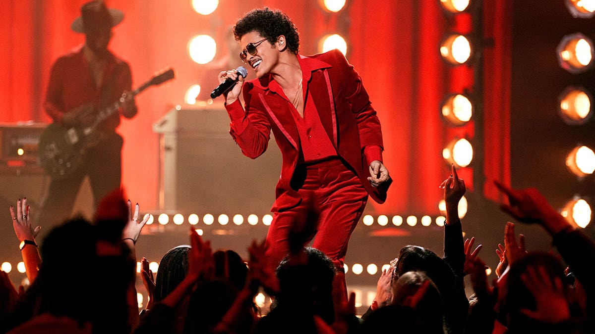 Bruno Mars performas