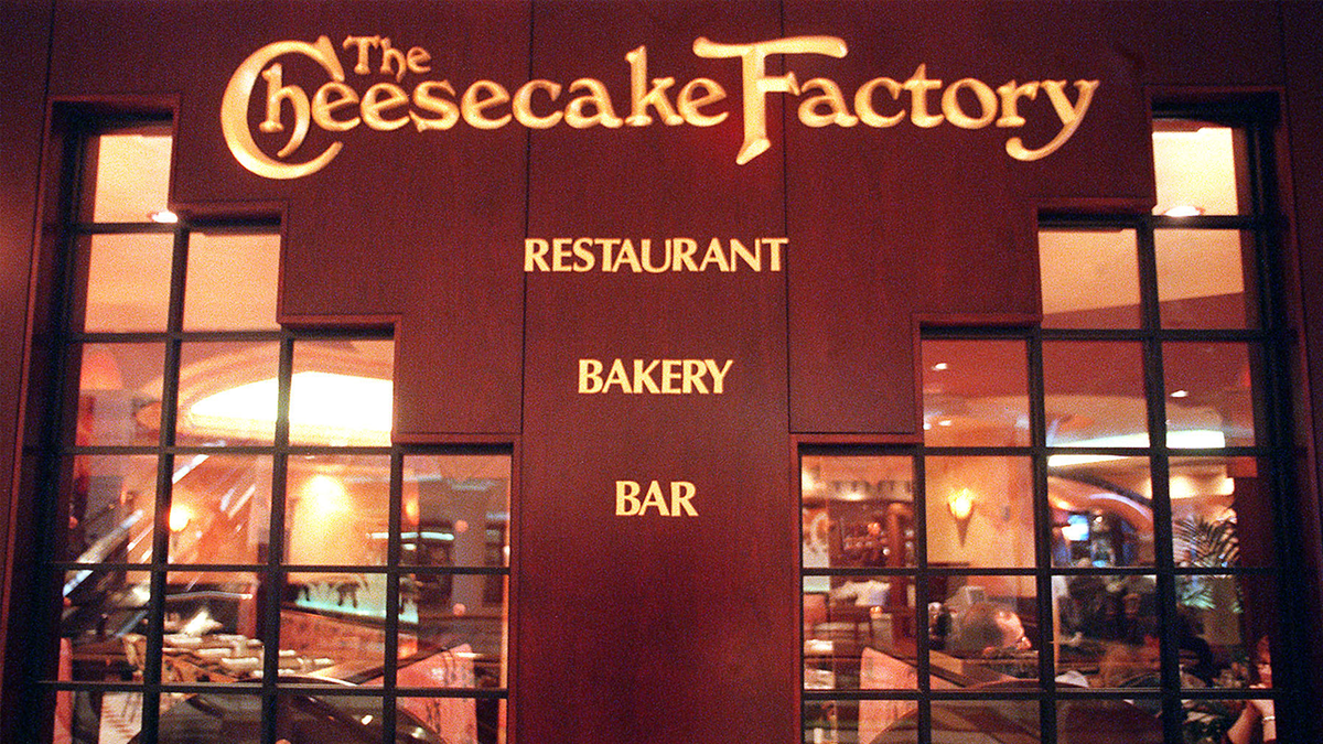 Cheesecake Factory goes viral as supposedly bad place for first date, but Americans rush to defend its honor cheesecake factory front entrance