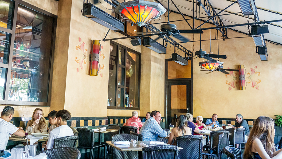Cheesecake Factory goes viral as supposedly bad place for first date, but Americans rush to defend its honor Cheesecake factory customers eating